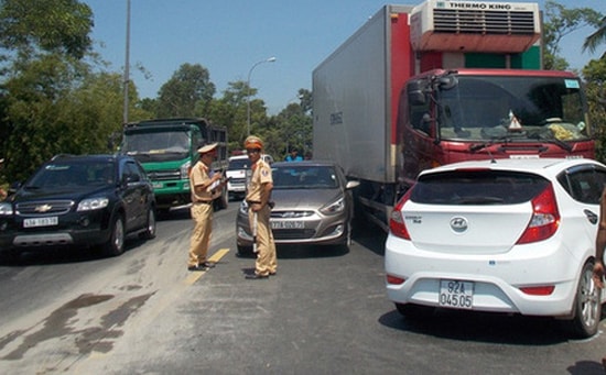 Tin tức giao thông 24h: Giảm tốc bất ngờ, 3 ô tô tông nhau liên hoàn