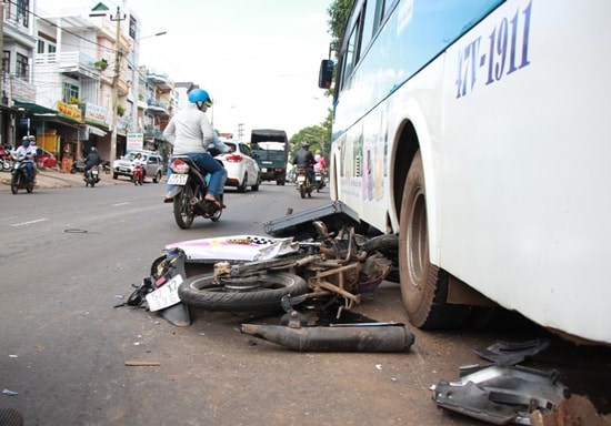 Đắk Lắk: Va chạm với xe buýt, nam thanh niên nguy kịch