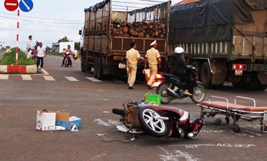 Tin tức giao thông 24h: Va chạm với ô tô, nữ giáo viên tử vong