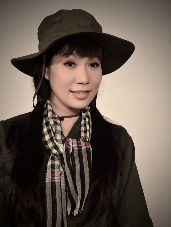Vừa xong Hoa hậu, Trịnh Kim Chi lại làm cô bộ đội duyên dáng