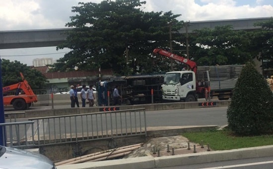 Xe tải lật chắn ngang cầu Sài Gòn, giao thông ùn tắc cục bộ