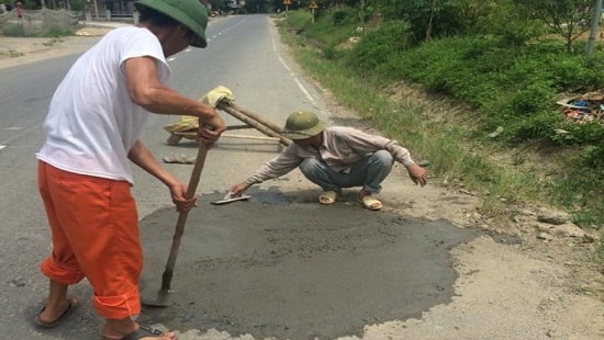 Cán bộ truy hỏi người dân tự ý vá đường: Tổng cục Đường bộ lên tiếng