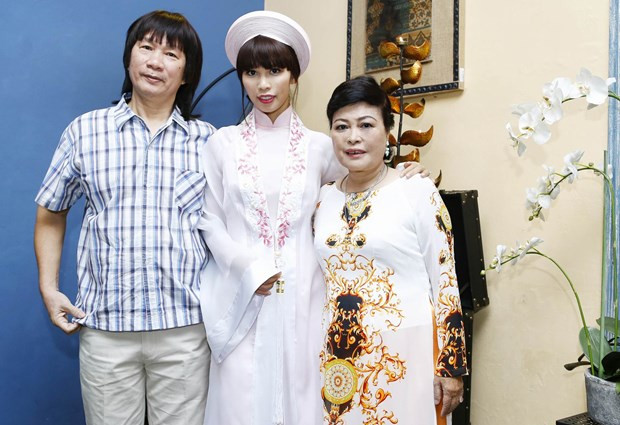Siêu mẫu Hà Anh diện áo dài truyền thống trong lễ ăn hỏi
