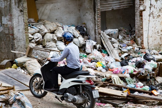 Giữa Thủ đô, người dân không dám mở cửa nhà vì mương thối