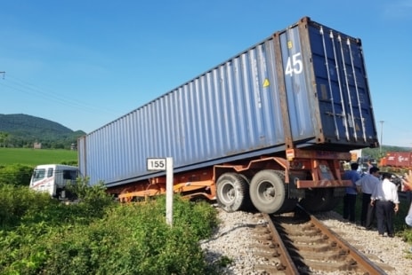 Nhiều chuyến tàu hỏa chậm giờ do container nằm ngang đường ray