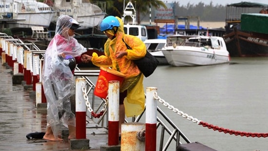 Quảng Nam: Chìm 3 tàu ca nô du lịch ở Cửa Đại 