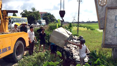 Nam Định: Tàu hoả đâm siêu xe làm 2 người bị thương