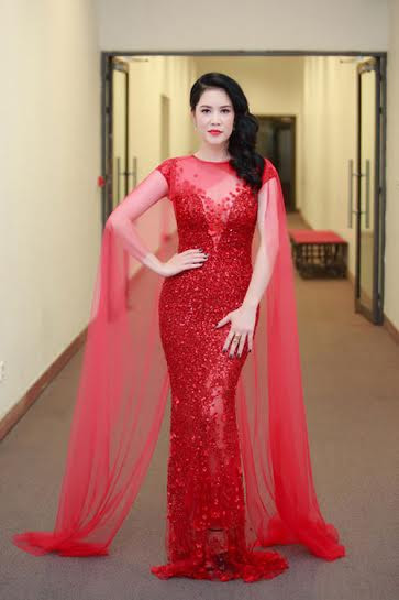 Sao Việt mặc đẹp: Hoàng Thùy Linh diện đầm đỏ nổi bật nhất tuần qua