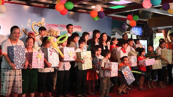 Hơn 150 trẻ em khuyết tật được tặng quà ngày 27/7