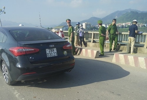 Hòa Bình: Người đàn ông bán bánh mì nhảy xuống sông Đà mất tích