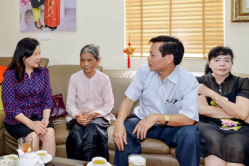 Lãnh đạo TANDTC thăm hỏi gia đình thương binh, liệt sỹ, Mẹ Việt Nam Anh hùng