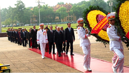 Lãnh đạo Đảng và Nhà nước dâng hương tưởng niệm các anh hùng, liệt sĩ