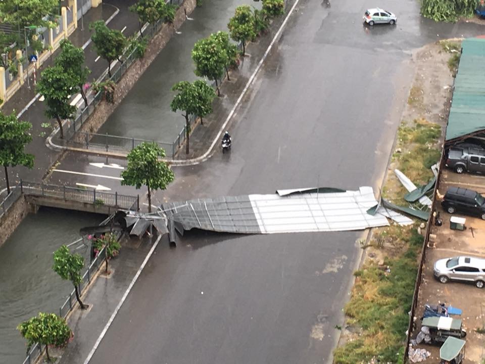 Bão quét tới Hà Nội: Gió giật mạnh, cây cối, xe máy đổ hàng loạt