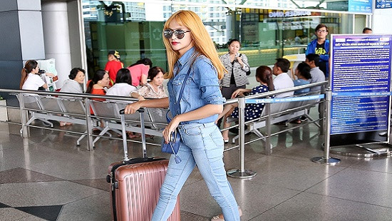Hương Giang Idol nổi bật ở sân bay, chuẩn bị sang Mỹ biểu diễn
