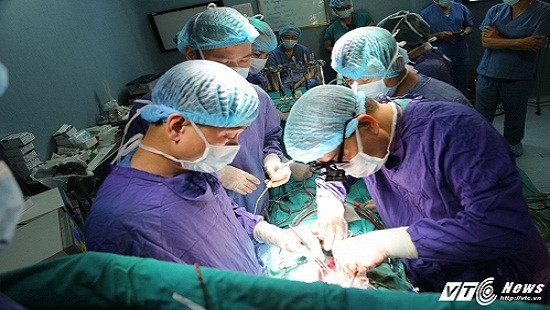Tin tức 24h về sức khỏe: Hàng trăm bác sỹ “nín thở” thực hiện cùng lúc 4 ca ghép tạng trong đêm