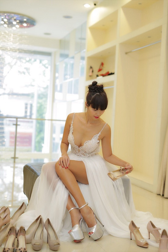 Mê mẩn váy cưới khoét sâu của siêu mẫu Hà Anh