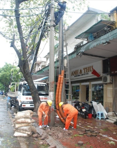 Thợ điện Thủ đô nỗ lực khôi phục lưới điện sau bão 