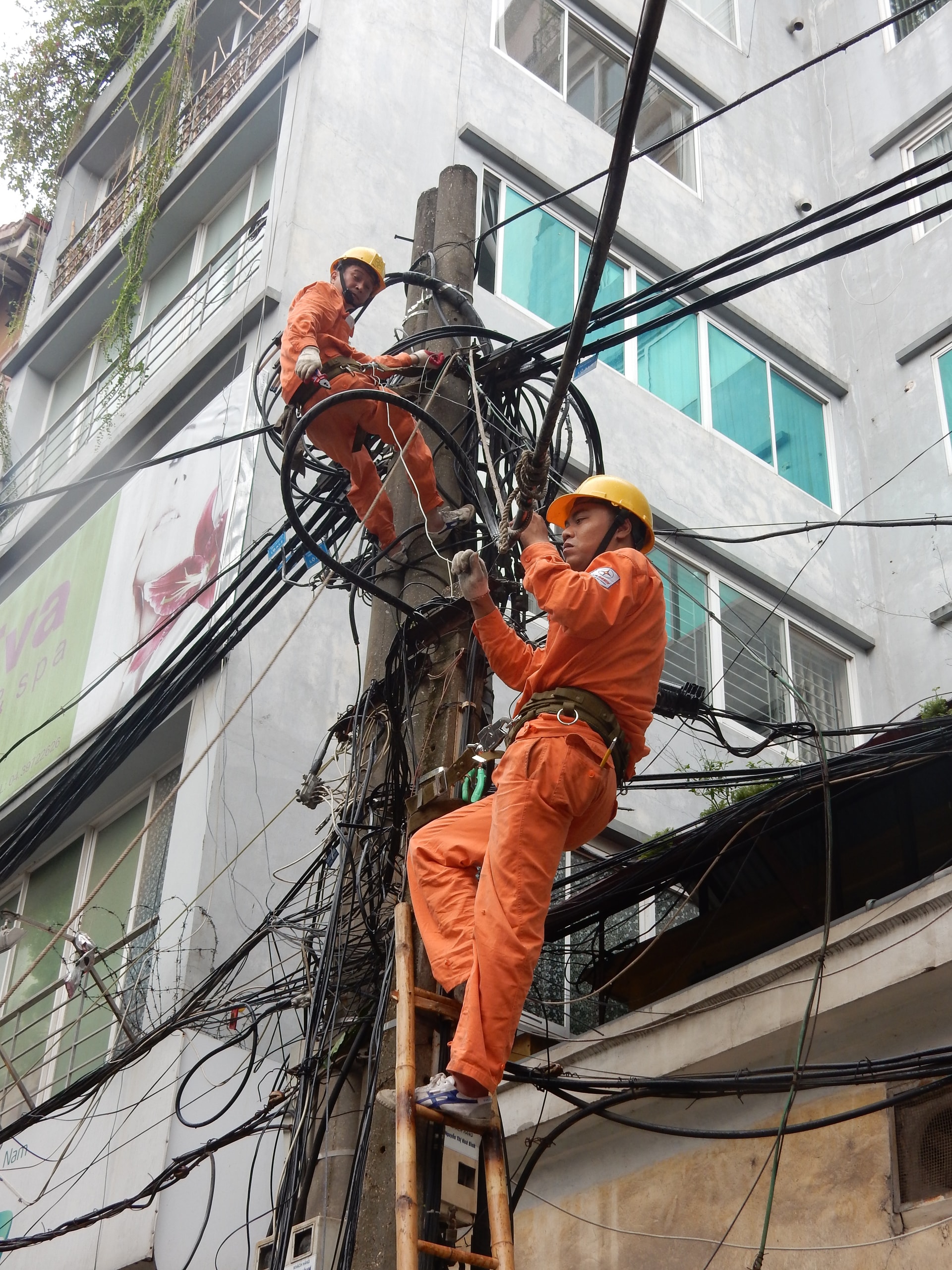 Thợ điện Thủ đô nỗ lực khôi phục lưới điện sau bão 