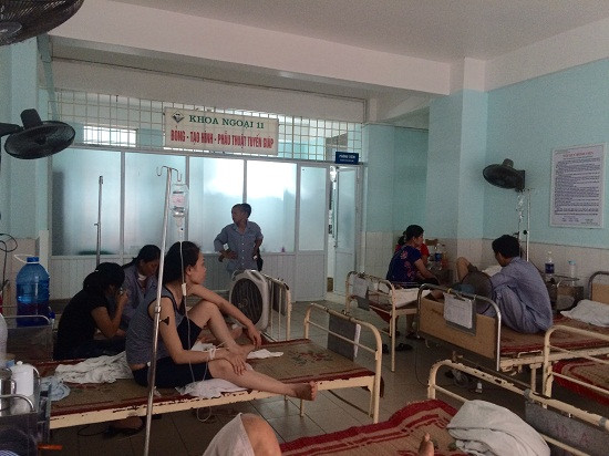Bệnh viện Hữu nghị Việt Tiệp quá tải, bệnh nhân nằm phủ kín hành lang