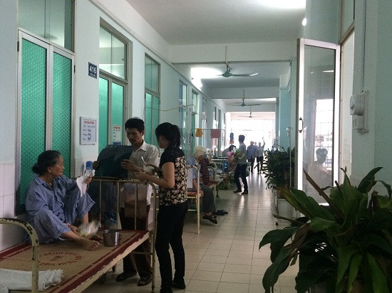 Bệnh viện Hữu nghị Việt Tiệp quá tải, bệnh nhân nằm phủ kín hành lang