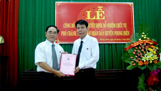 Trao quyết định bổ nhiệm Phó Chánh án TAND huyện Phong Điền, TT-Huế