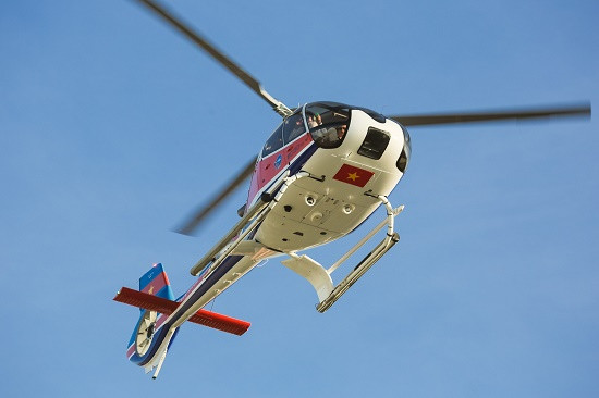 Siêu mẫu Hà Anh dùng máy bay trực thăng đến lễ thành hôn