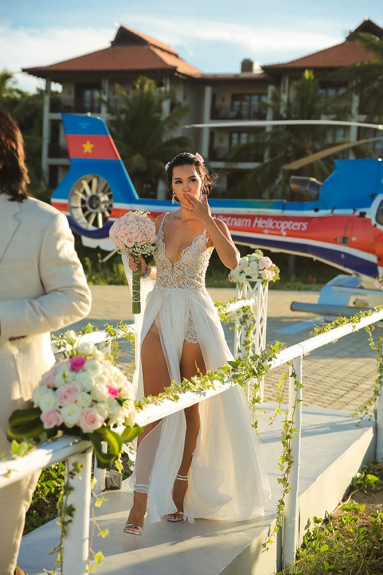 Siêu mẫu Hà Anh dùng máy bay trực thăng đến lễ thành hôn