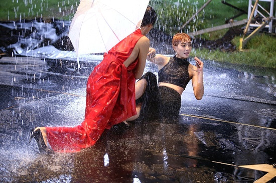 Kim Nhã té nhào trong thử thách chụp hình dưới mưa