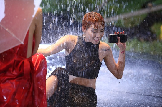 Kim Nhã té nhào trong thử thách chụp hình dưới mưa