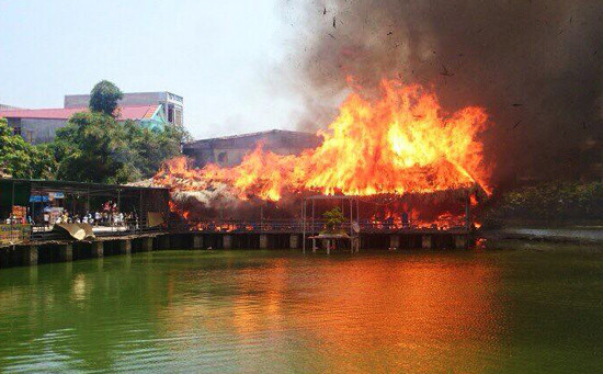 Bắc Ninh: Nhà hàng tiền tỷ trên sông bốc cháy dữ dội