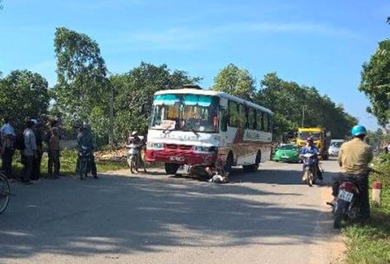 Tin tức giao thông 24h: Lao vào đầu xe khách, 1 người tử vong tại chỗ