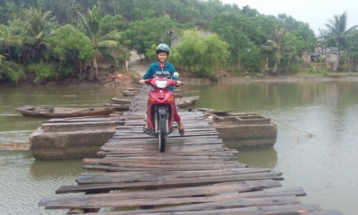 Thanh Hoá: “Lạnh gáy” khi qua cầu phao 20 năm tuổi