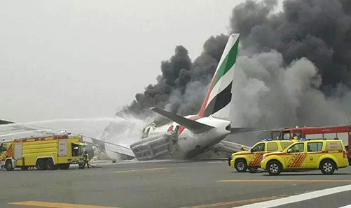 Máy bay UAE chở 275 hành khách bốc cháy ngùn ngụt
