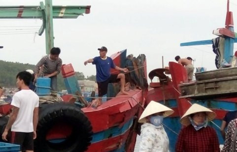 Tàu ngư dân Thanh Hóa bị tàu lạ đâm hư hỏng nặng