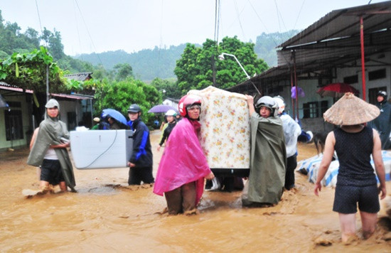 Lào Cai: Lũ kinh hoàng trong đêm, nhà ngập, người mất tích