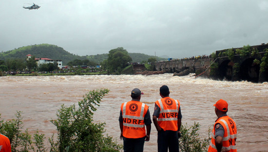 Sập cầu ở Ấn Độ: Tìm thấy 20 thi thể, vẫn còn ít nhất 42 người mất tích 