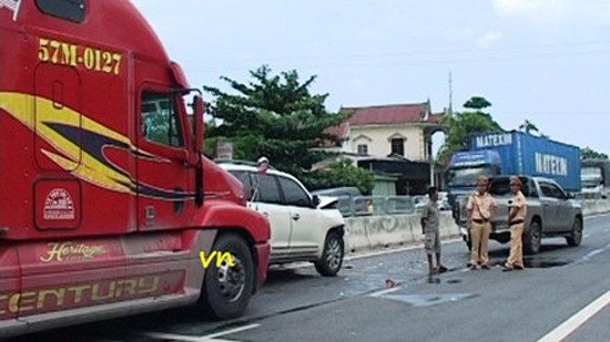 Tin tức giao thông 24h: Ô tô đầu kéo gây tai nạn liên hoàn