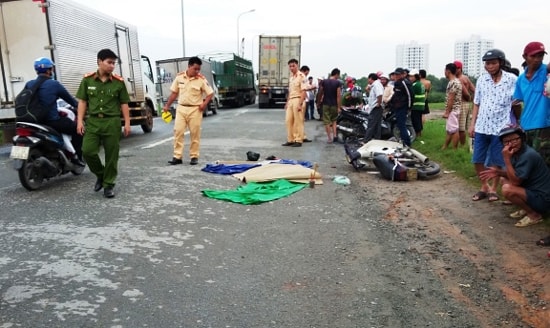 Tin tức giao thông 24h: Container đâm văng xe máy, hai người thương vong