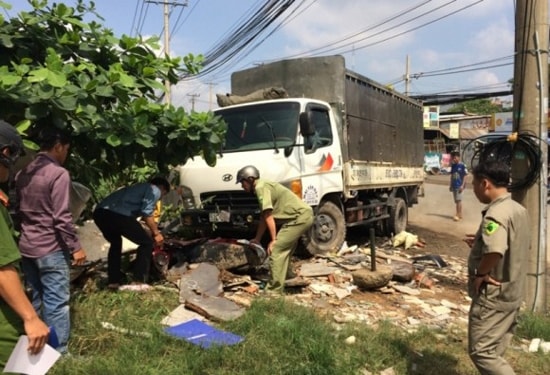 Tin tức giao thông 24h: Người phụ nữ bị xe tải kéo lê 200m trên đường