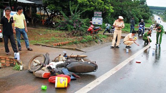 Tin tức giao thông 24h: Xe đầu kéo tông 2 người thương vong rồi bỏ chạy