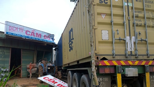 Đắk Nông: Xe container nổ lốp, húc đổ 2 căn nhà 