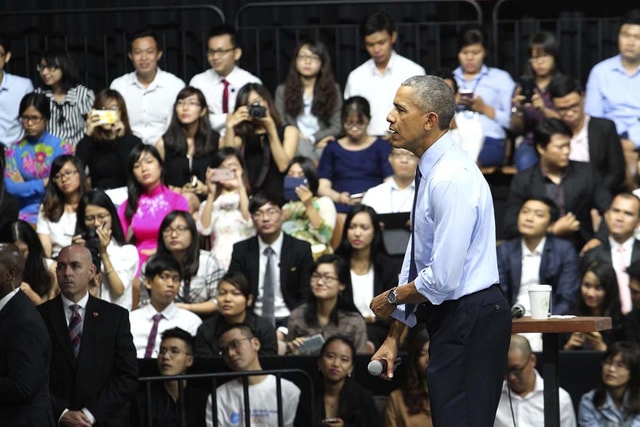 Tung hô Obama - Ném đá Kỳ Duyên, và… “Cái lý” của  người Việt