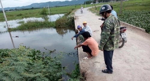 Ngã xuống cầu, con trai may mắn sống sót, mẹ đuối nước thương tâm