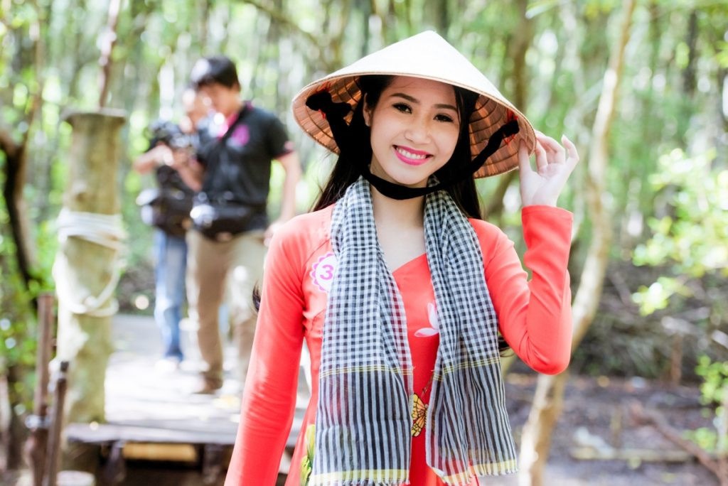 Thí sinh Hoa hậu Việt Nam 2016 gặp sự cố khi thăm đảo khỉ