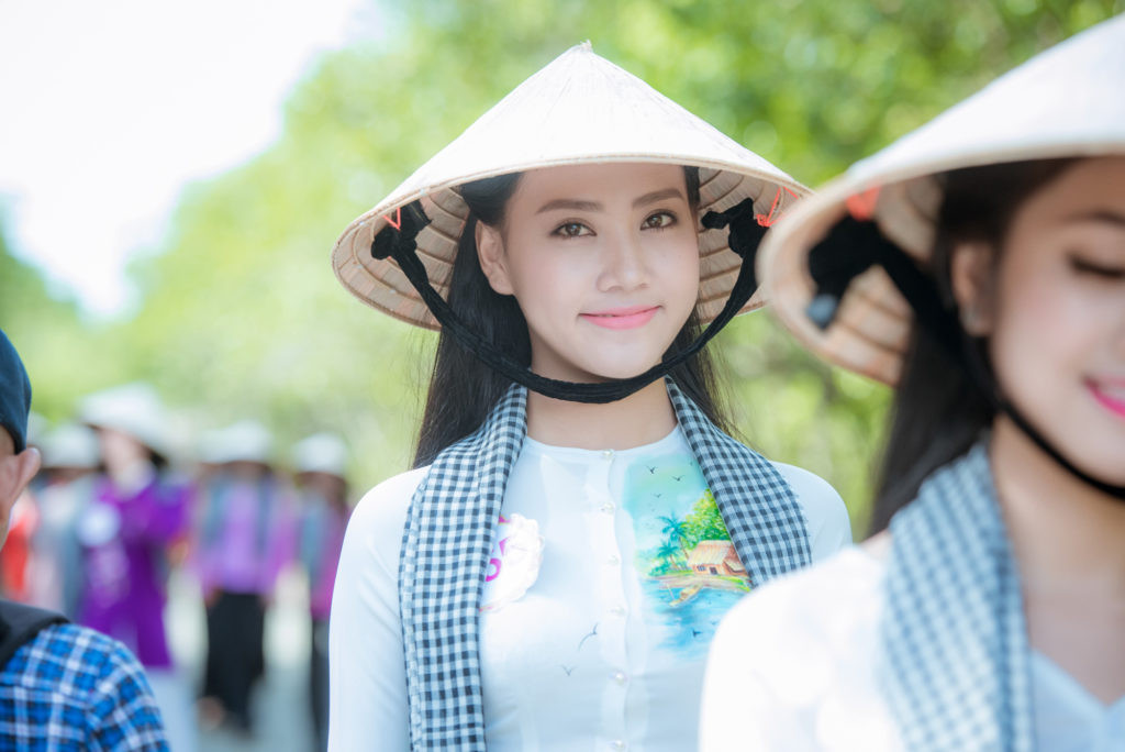 Thí sinh Hoa hậu Việt Nam 2016 gặp sự cố khi thăm đảo khỉ