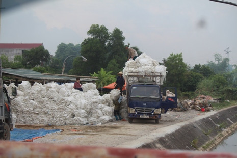 Thanh Hoá: Cơ sở giặt bao bì “bức tử” sông Nhơm