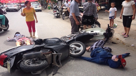 Nghệ An: Xe máy đối đầu nhau, 2 phụ nữ bất tỉnh