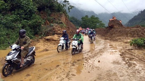 Hòa Bình: Quốc lộ 6 mưa lớn làm sạt lở, ách tắc giao thông 