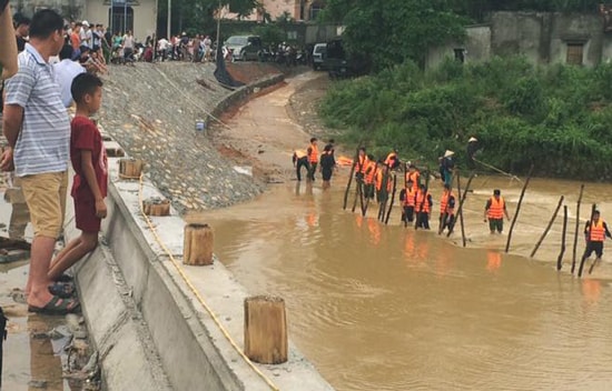 Đi tắm đập, 2 công nhân bị lũ cuốn mất tích