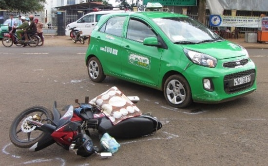 Tin tức giao thông 24h: Xe máy lao vào taxi, 2 người nguy kịch